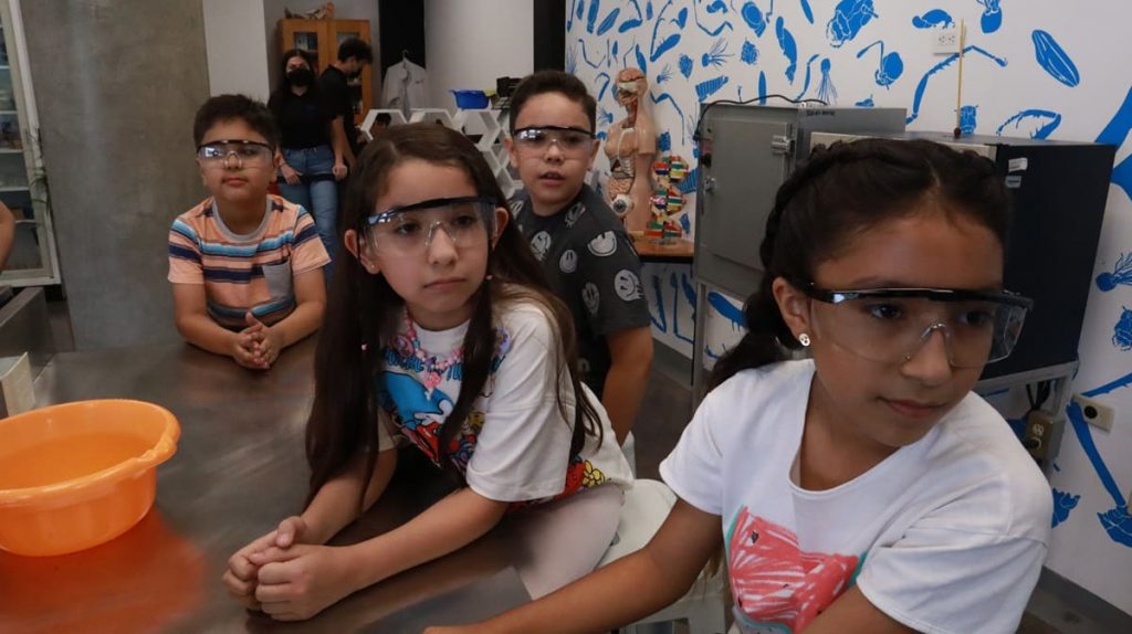 Niñas y niños en el Centro de Ciencias de Sinaloa